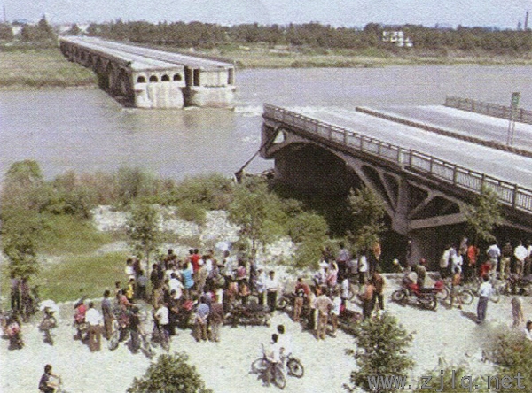 洪水沖橋梁