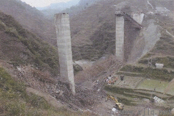 施工中貴開(kāi)路小尖山大橋跨踏