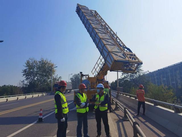 安徽銅陵：為確保銅陵大橋運營安全，大橋處委托專業(yè)檢測機構開展2022年度橋梁定期檢查工作