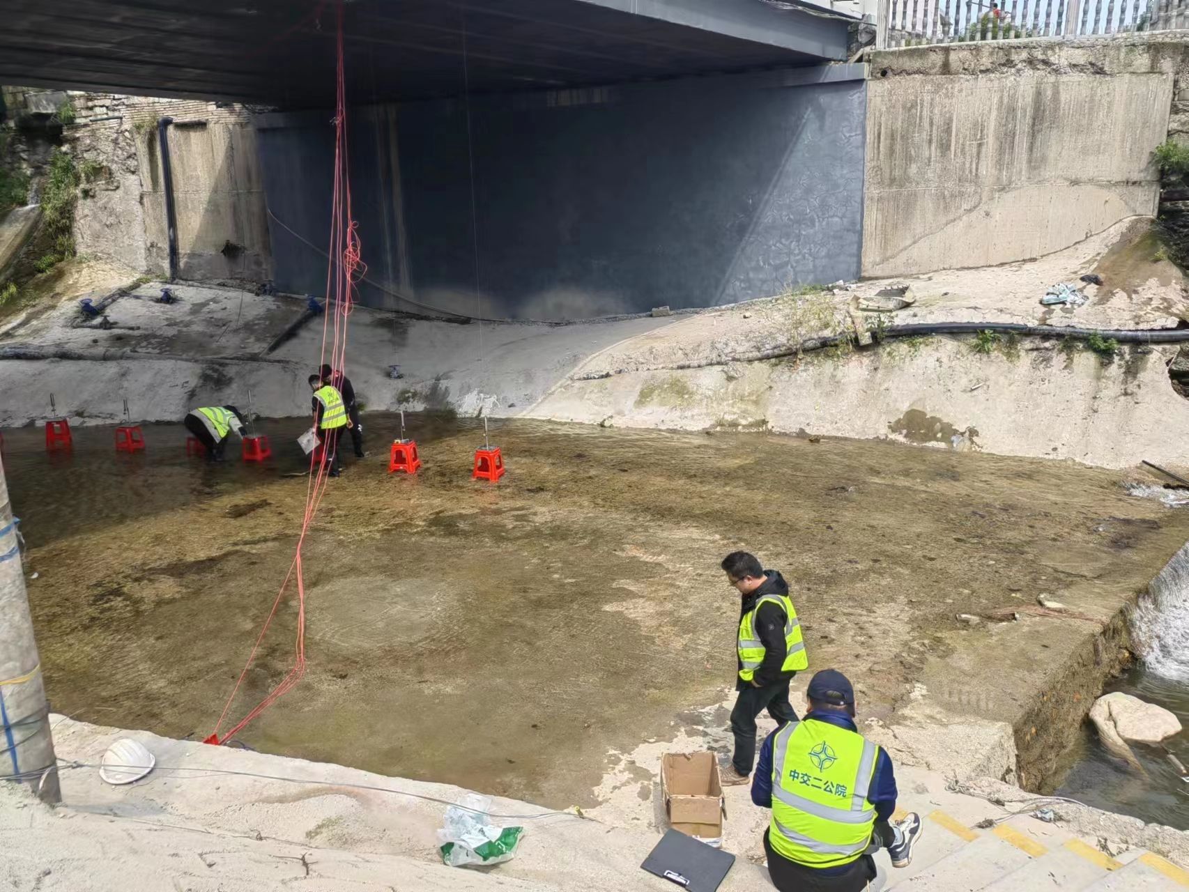 湖北崇陽心對(duì)G106京廣線新河橋等12座加固改造后的橋梁進(jìn)行動(dòng)靜荷載試驗(yàn)