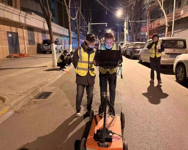 西寧利用雷達(dá)檢測(cè)系統(tǒng)對(duì)轄區(qū)道路地下空洞病害進(jìn)行定期檢測(cè)定期