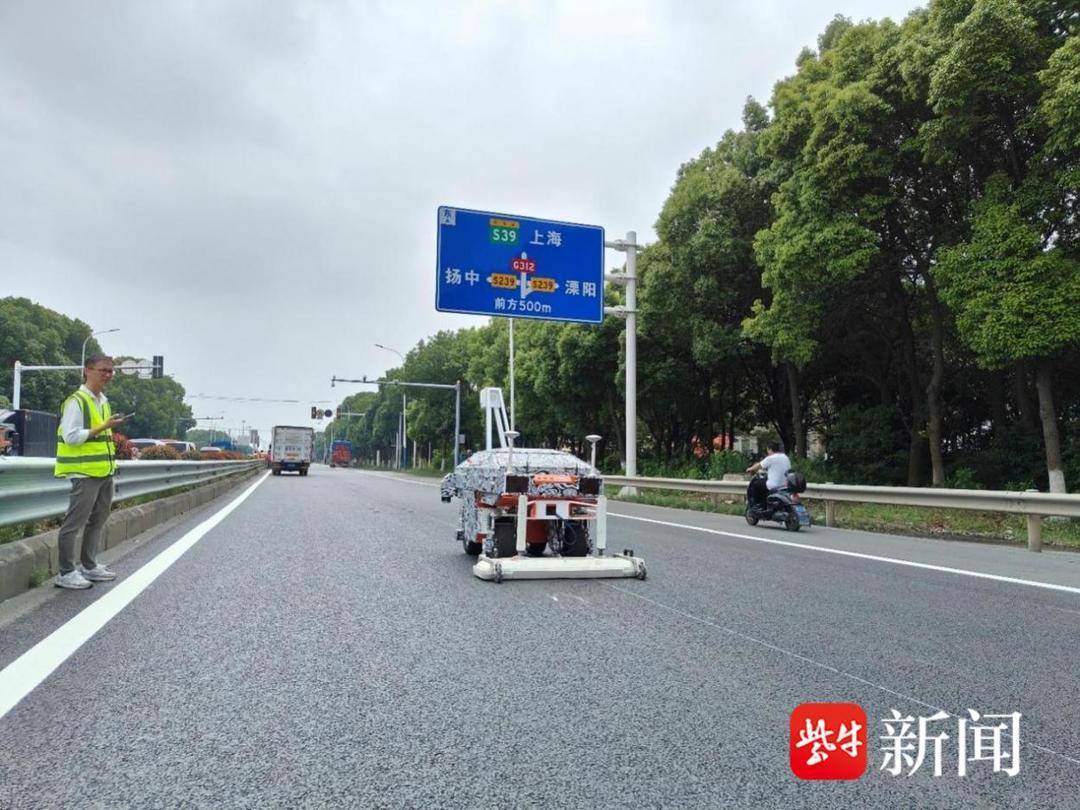 常州公路路面自動(dòng)檢測機(jī)器人上線