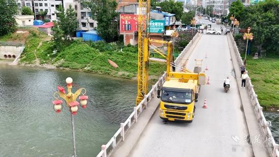湖北崇陽(yáng)邀請(qǐng)橋梁檢測(cè)專家團(tuán)隊(duì)，對(duì)崇陽(yáng)大橋、崇陽(yáng)三橋等進(jìn)行深度“體檢”