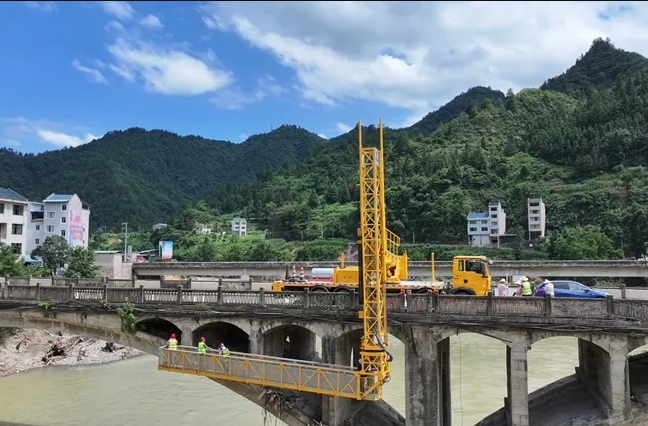 鎮(zhèn)遠縣全面檢測?陽河橋梁，對16座受災橋梁進行全面“體檢”，確保群眾出行安全