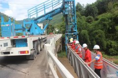 云南普洱公路局應(yīng)用橋梁檢測(cè)車對(duì)鐵廠河橋進(jìn)行安全隱患排查和檢測(cè)