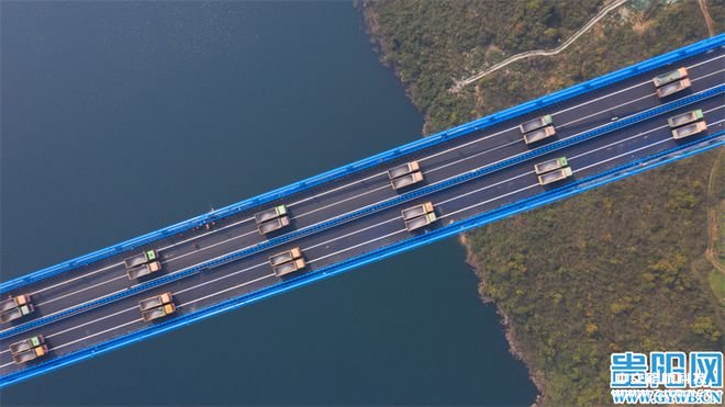 壯觀！甕安至開陽高速公路開州湖特大橋進(jìn)行荷載試驗(yàn)